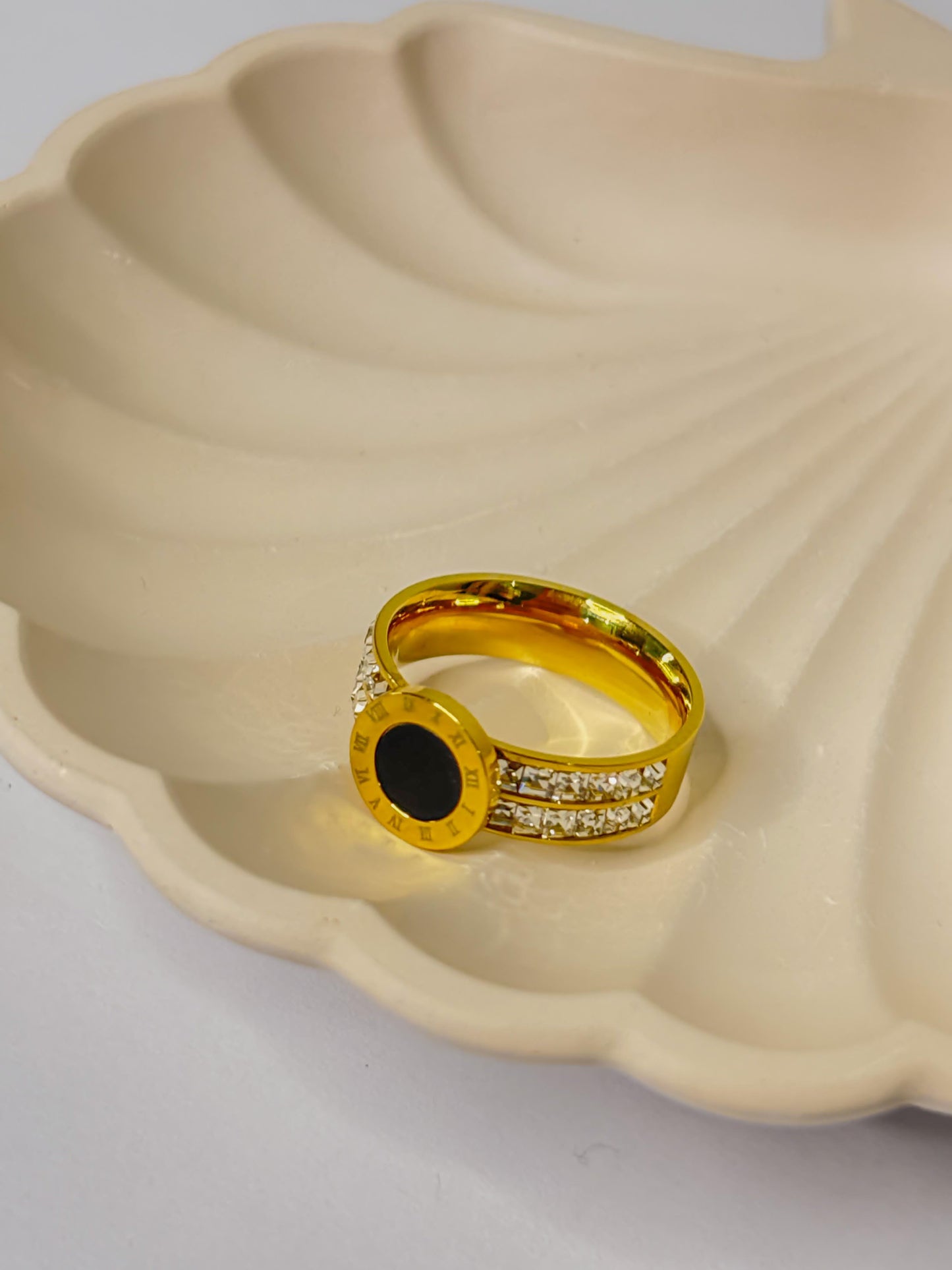 Classic bold ring with black accent