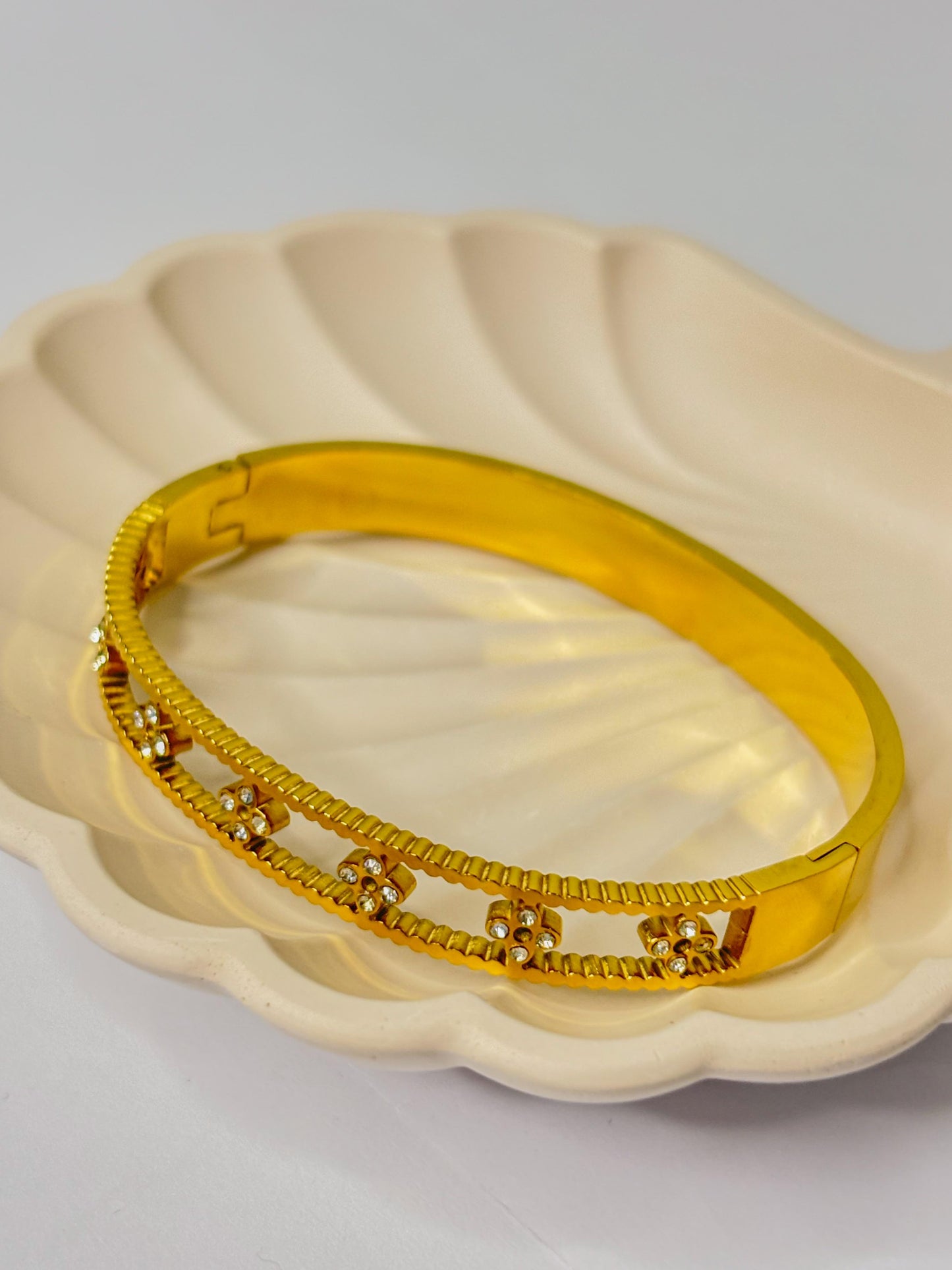 Hollow Clover Zircon Handcuff