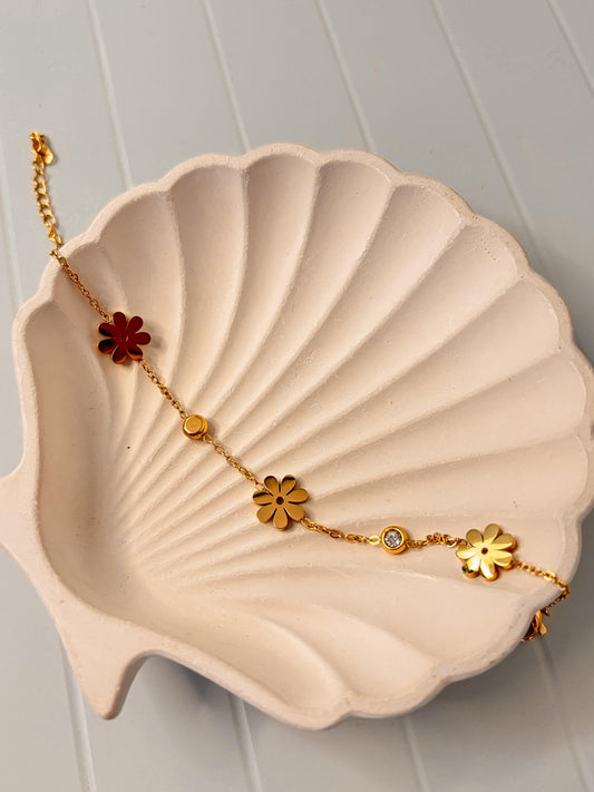 Minimalistic Golden Clover Bracelet