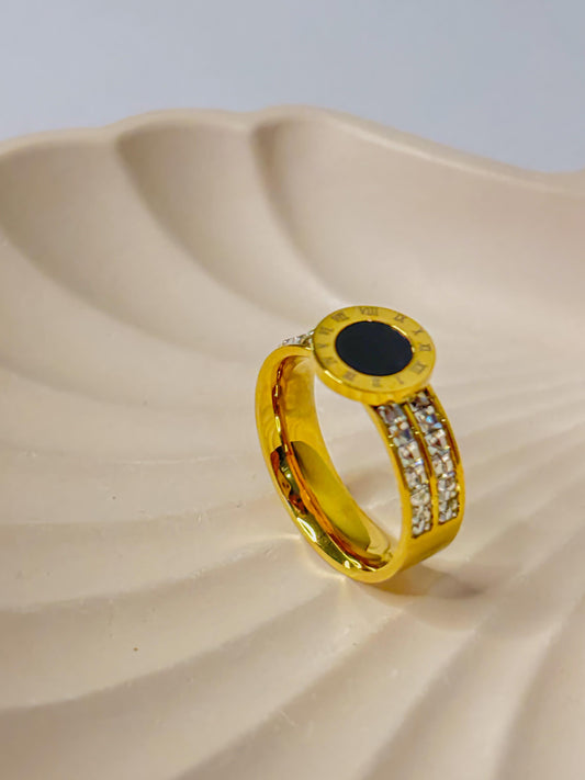 Classic bold ring with black accent