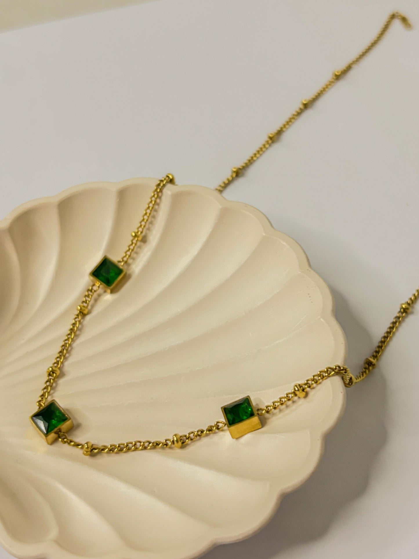 Diva Emerald Three-Stone Choker Necklace